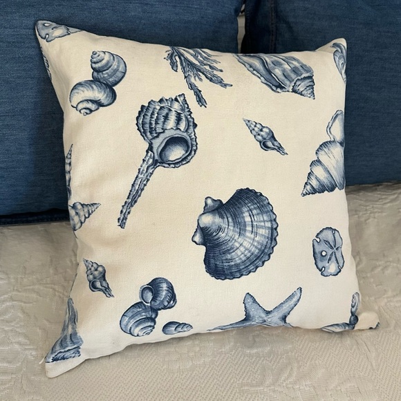Pottery Barn Linen Blend Seashell Pillow Cover with Pillow - Picture 3 of 7